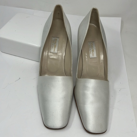 Vera Wang Sz 7 White Silk Made in Italy Block Heel Pumps - Never Worn - Picture 3 of 8
